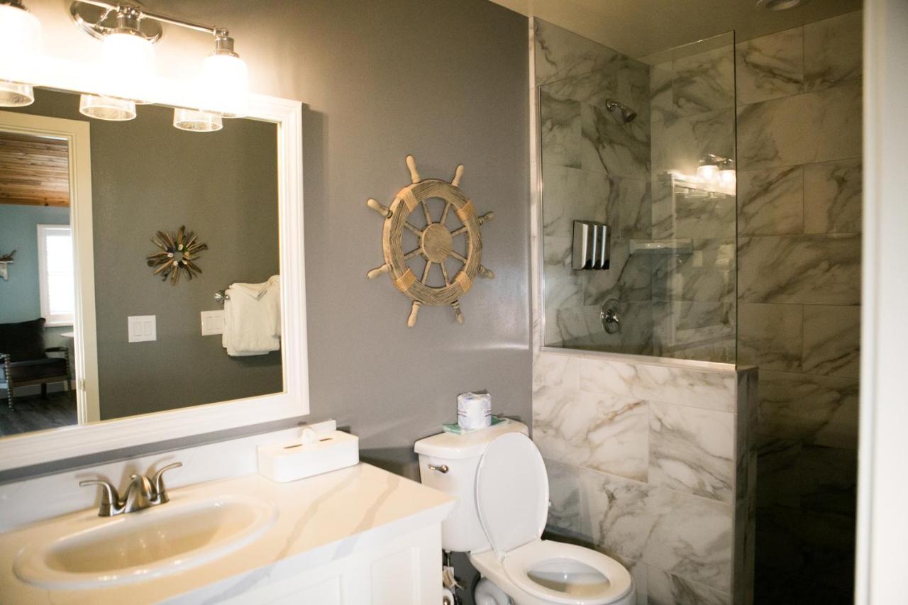 Deluxe King Room with Ocean View at Sea Otter Inn