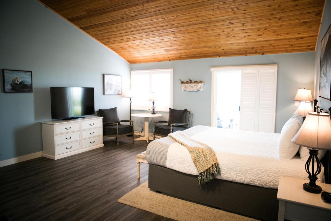 Deluxe King Room with Ocean View at Sea Otter Inn