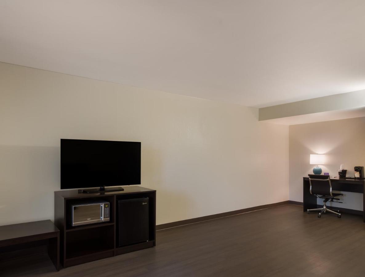 King Suite - Non-Smoking at Sleep Inn Savannah Midtown