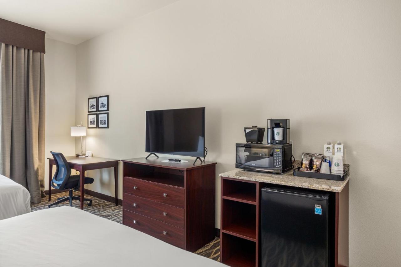 | Cobblestone Hotel & Suites - De Pere