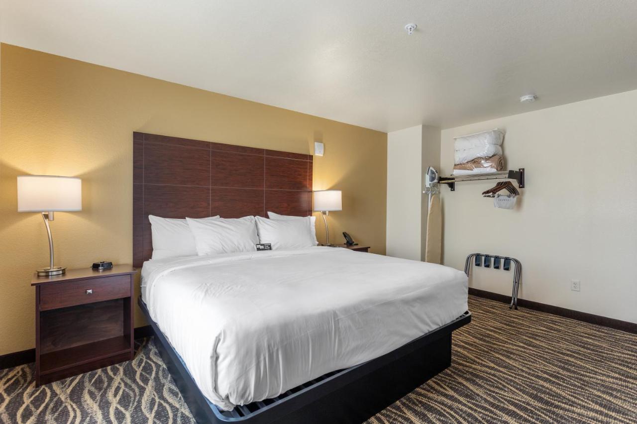 | Cobblestone Hotel & Suites - De Pere