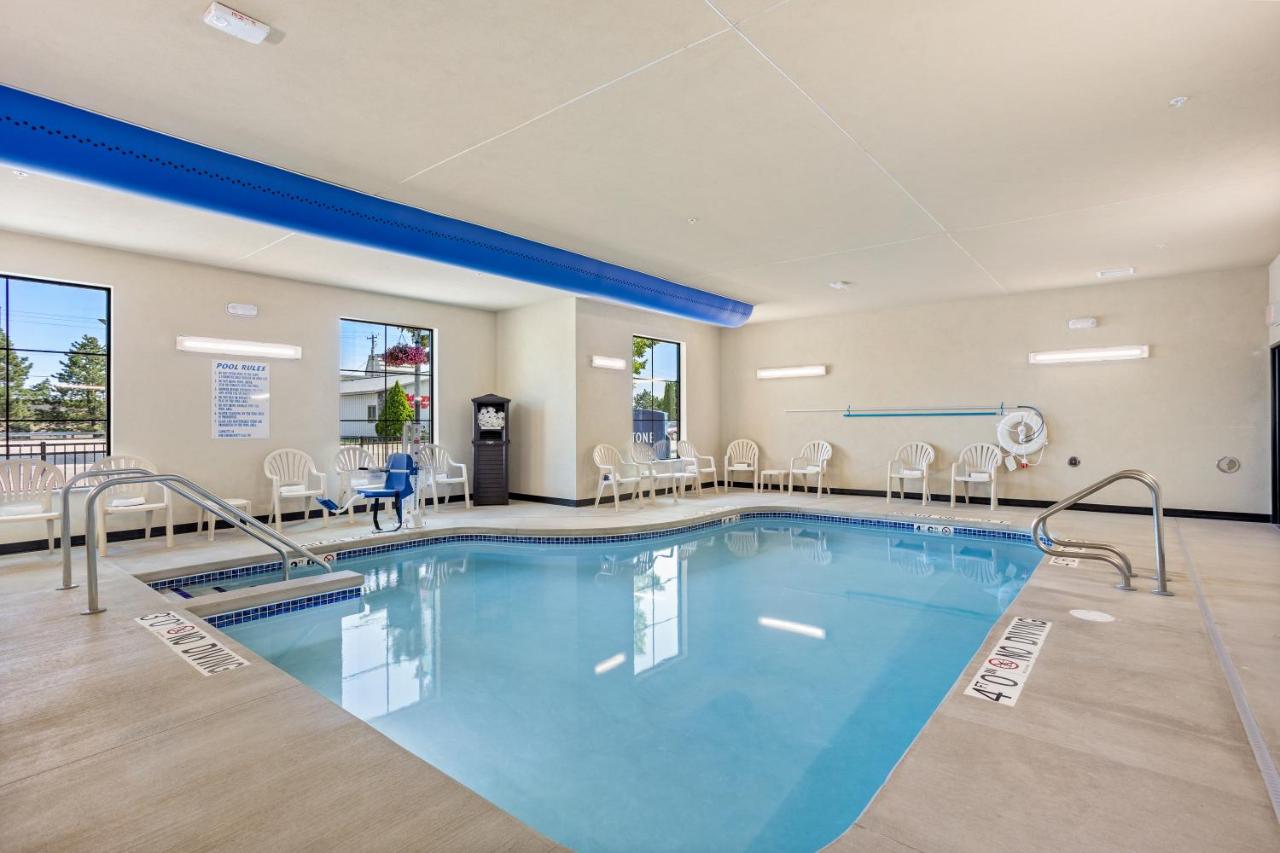 | Cobblestone Hotel & Suites - De Pere