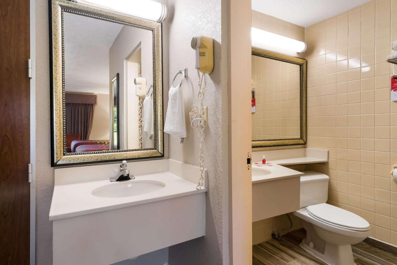 Double Room with 2 Double Beds - Non-Smoking at Perry Inn & Suites National Fairground I 75
