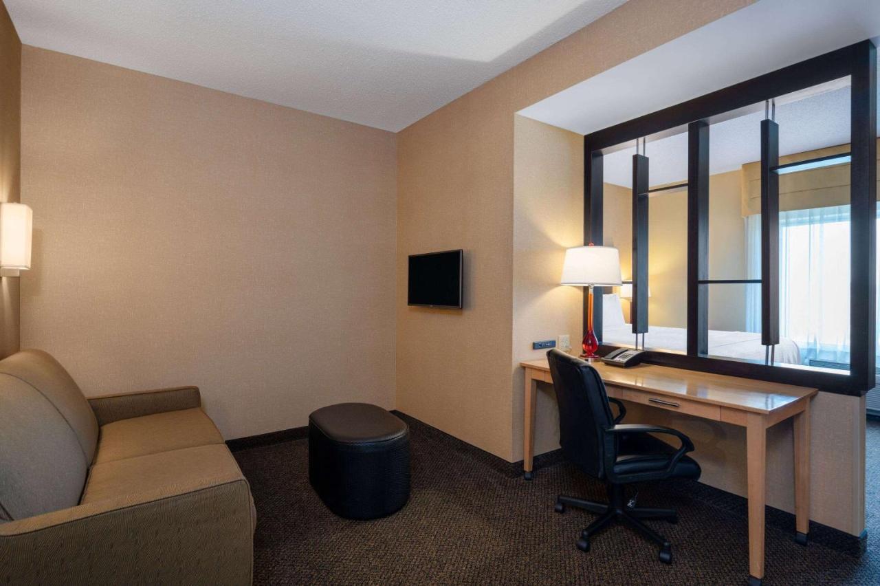 1 King Bed, Hearing Accessible Suite, Non-Smoking at Wyndham Noblesville