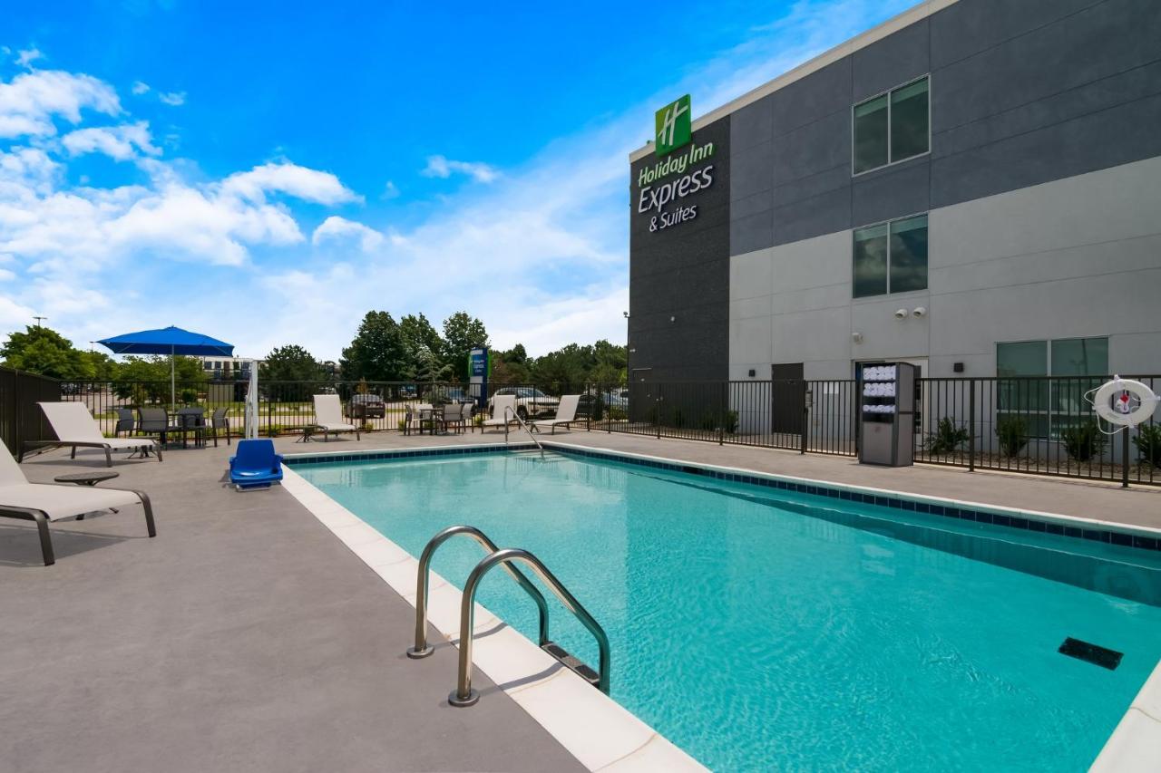 | Holiday Inn Express & Suites - Springdale - Fayetteville Area