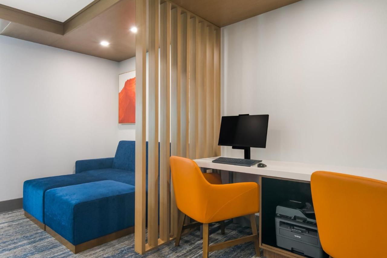 | Holiday Inn Express & Suites - Springdale - Fayetteville Area