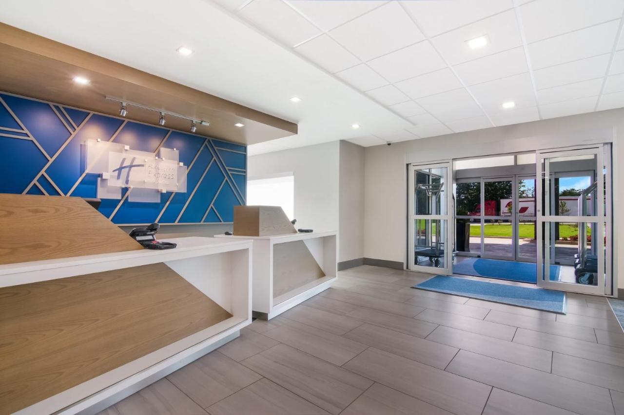 | Holiday Inn Express & Suites - Springdale - Fayetteville Area