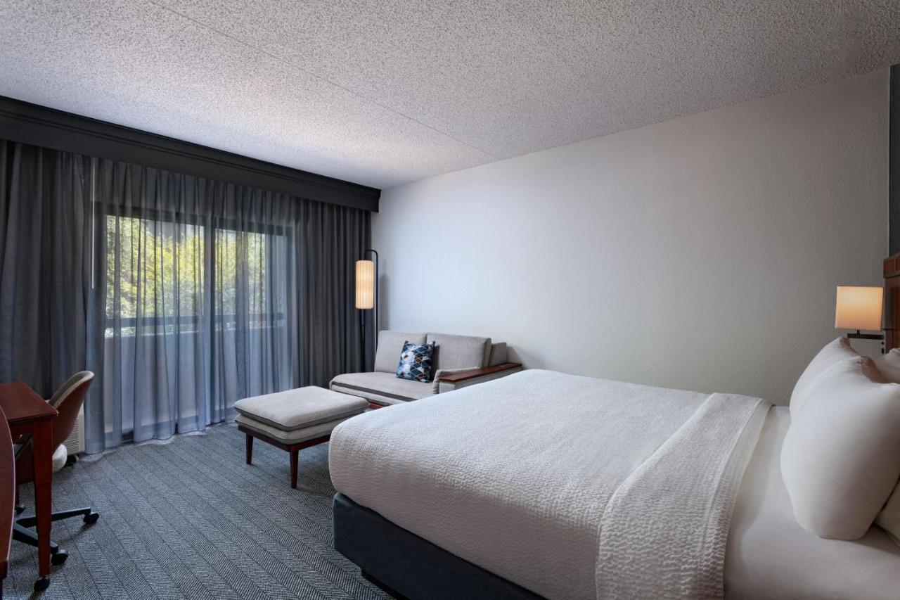 King Room at Courtyard by Marriott Dallas Plano Parkway at Preston Road
