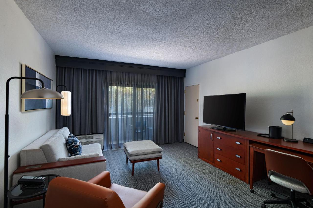 1 Bedroom Suite, 1 King, Sofa bed at Courtyard by Marriott Dallas Plano Parkway at Preston Road
