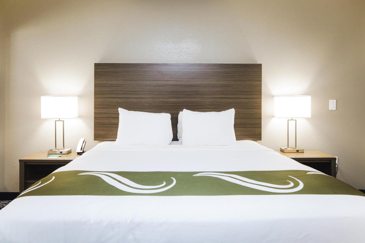 King Suite with Sofa bed - Disability Access/Non Smoking at Quality Suites Houston Hobby Airport