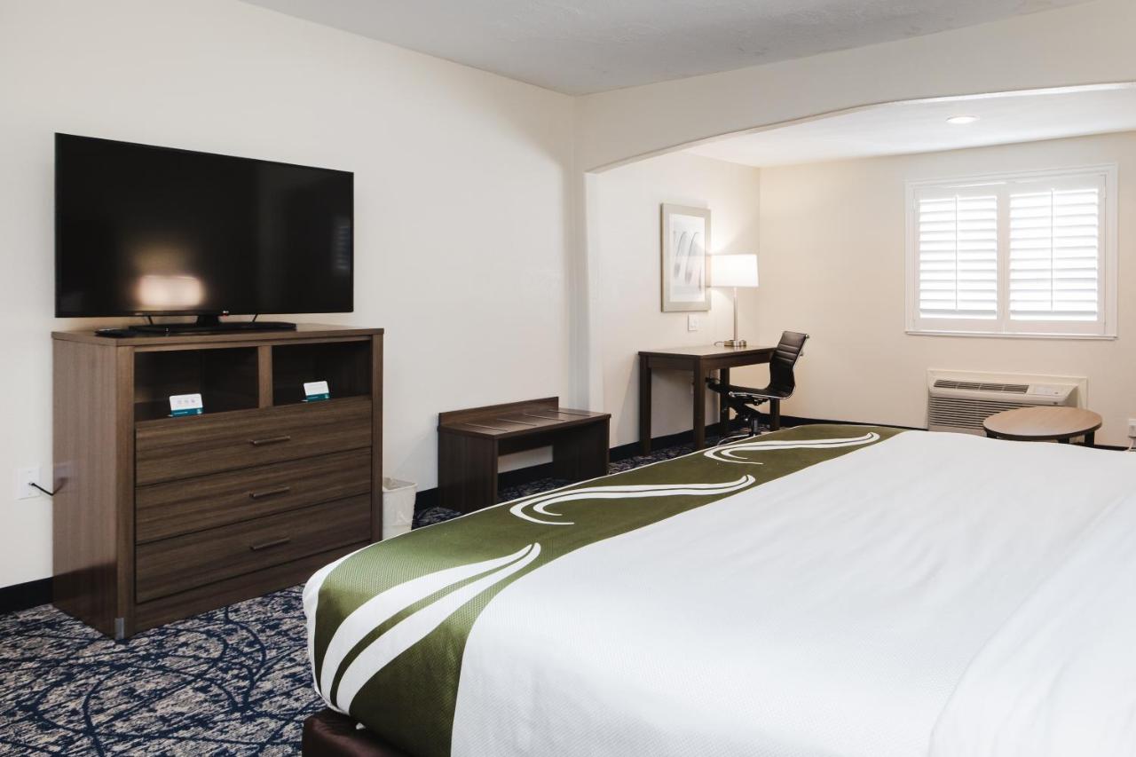King Suite with Sofa bed - Disability Access/Non Smoking at Quality Suites Houston Hobby Airport