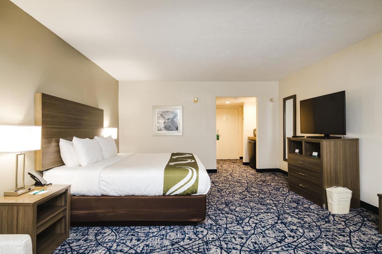King Suite with Sofa bed - Disability Access/Non Smoking at Quality Suites Houston Hobby Airport