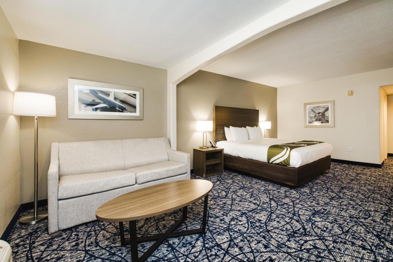 King Suite with Sofa bed - Disability Access/Non Smoking at Quality Suites Houston Hobby Airport