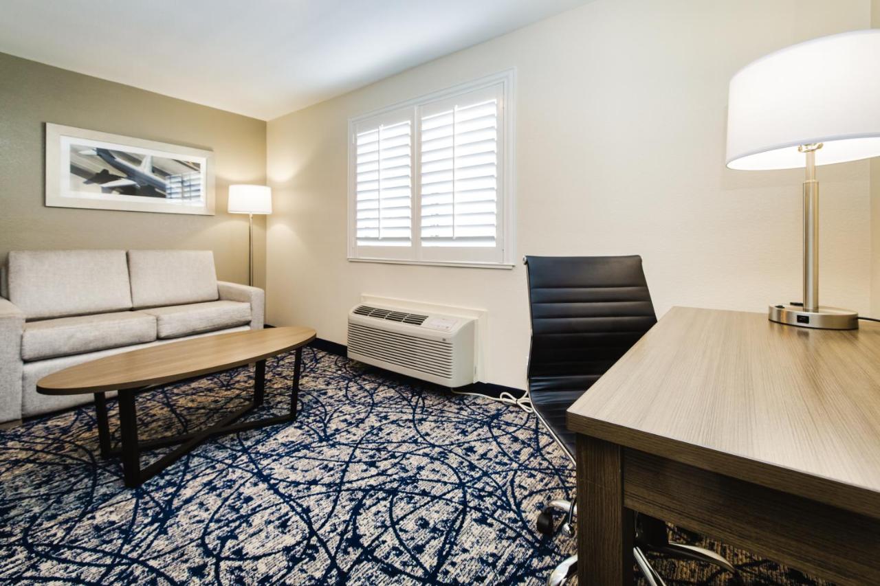 Queen Suite with Two Queen Beds and Sofa - Disability Access/Non Smoking at Quality Suites Houston Hobby Airport