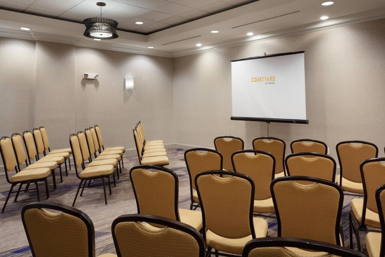 | Courtyard by Marriott Orlando Lake Buena Vista in the Marriott Village