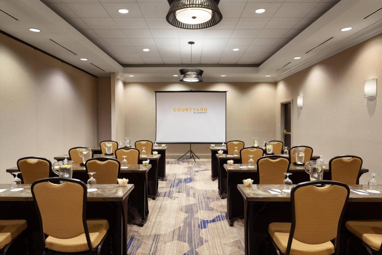 | Courtyard by Marriott Orlando Lake Buena Vista in the Marriott Village
