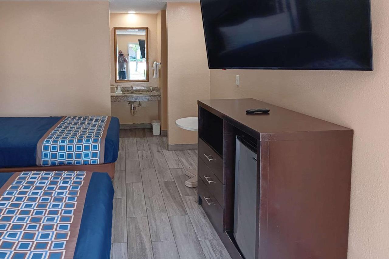 Queen Room with Two Queen Beds - Smoking at Rodeway Inn Lake City I-75
