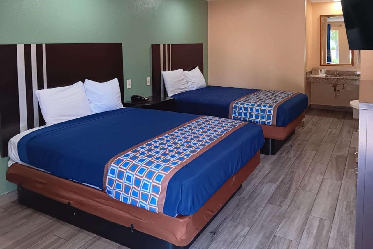 Queen Room with Two Queen Beds - Smoking at Rodeway Inn Lake City I-75