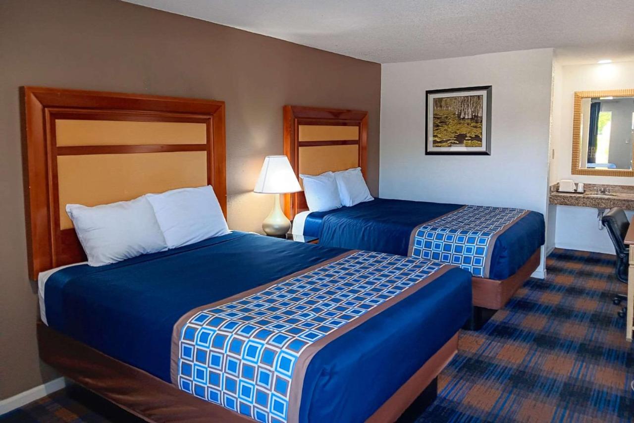 Queen Room with Two Queen Beds - Smoking at Rodeway Inn Lake City I-75