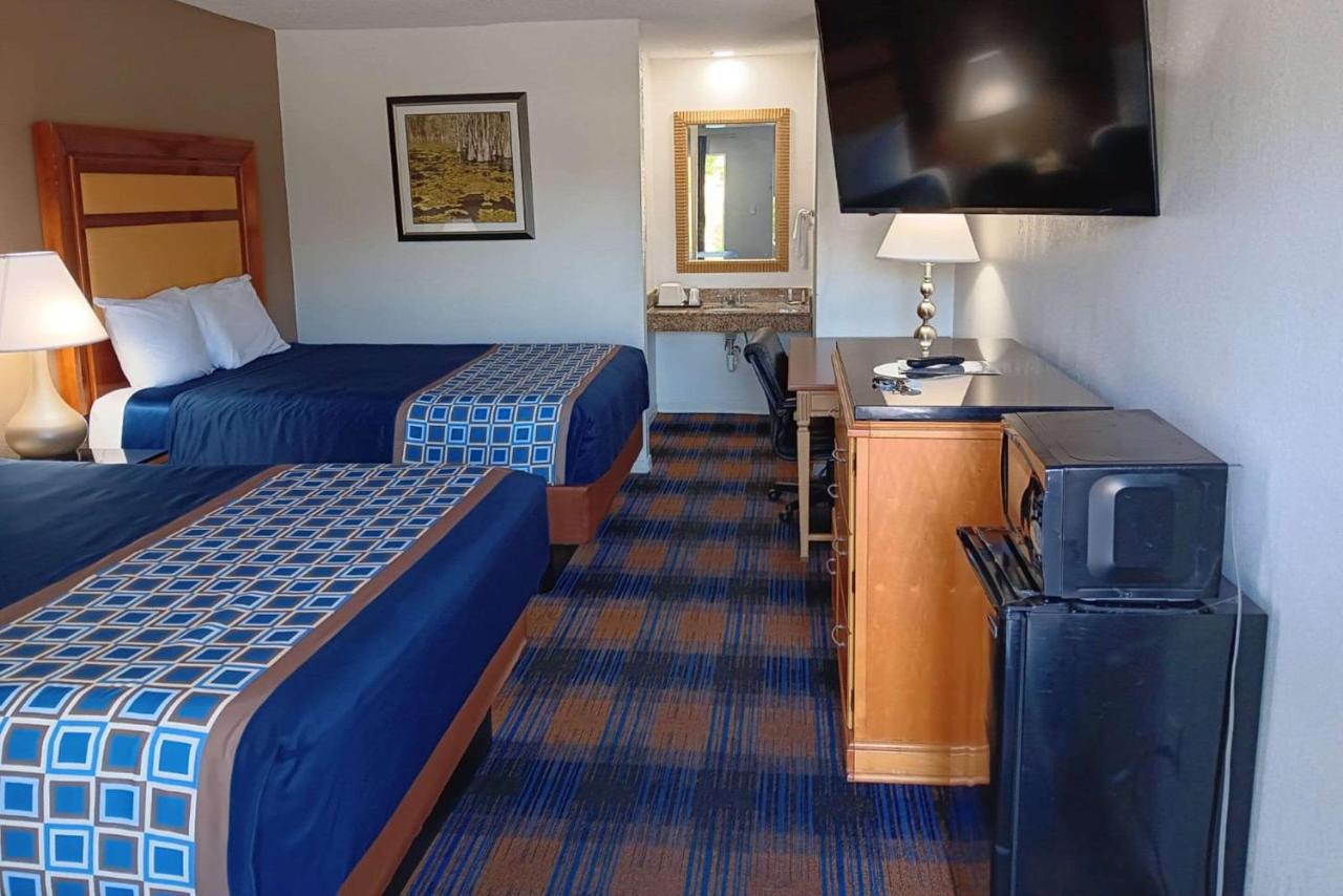Queen Room with Two Queen Beds - Smoking at Rodeway Inn Lake City I-75