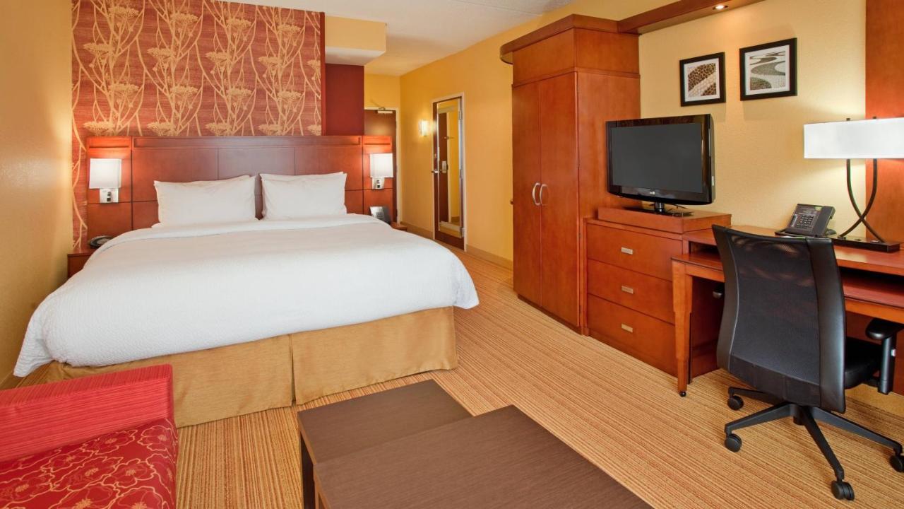 | Courtyard by Marriott Pittsburgh North/Cranberry Woods