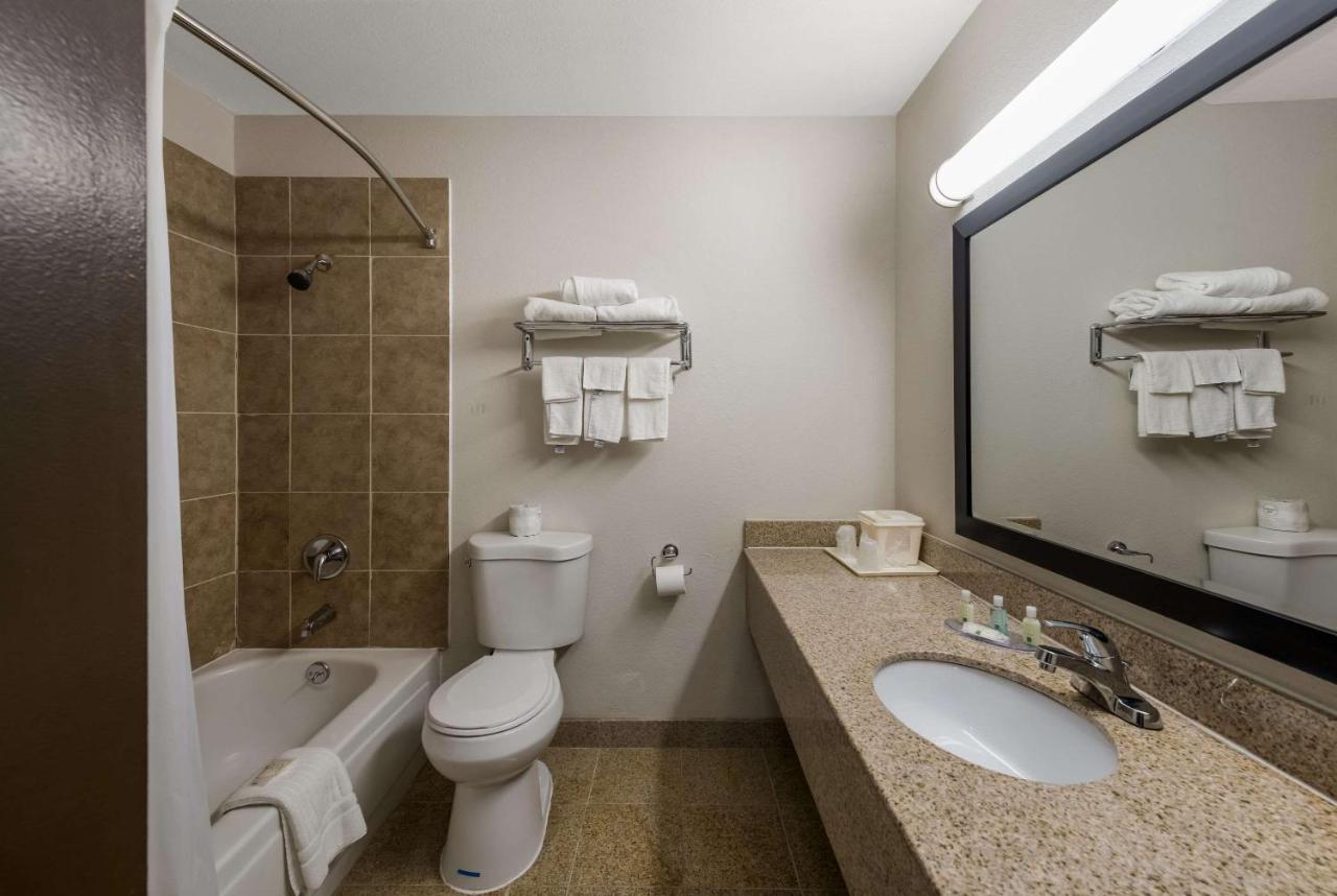 | Quality Inn Airport