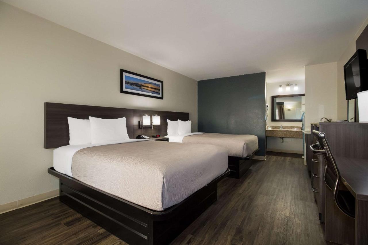 Double Room with Two Double Beds - Smoking at Quality Inn Coliseum