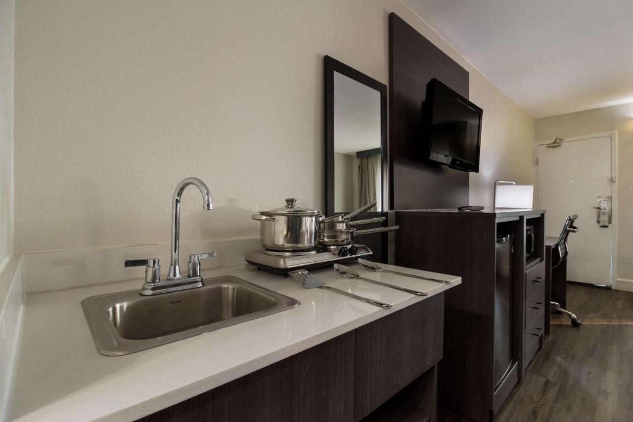 Double Room with Two Double Beds - Smoking at Quality Inn Coliseum