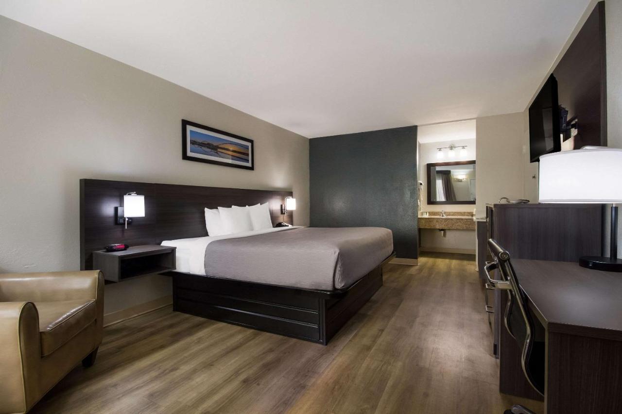 King Room - Non-Smoking at Quality Inn Coliseum