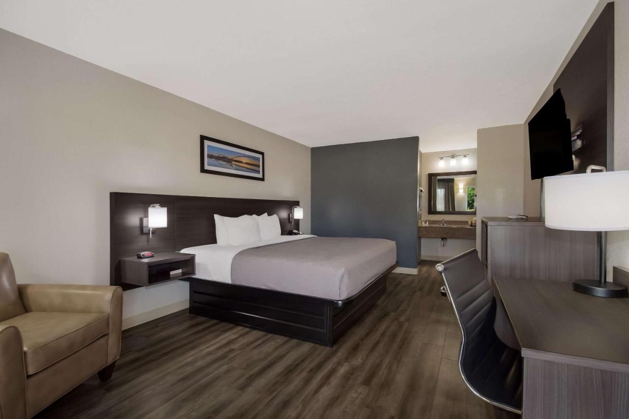 King Room - Non-Smoking at Quality Inn Coliseum