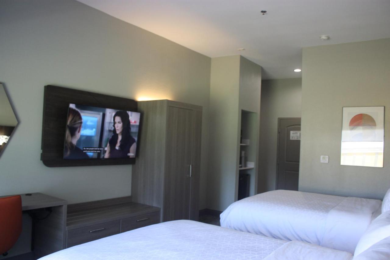  | Holiday Inn Express Hotel & Suites Shamrock North, an IHG Hotel