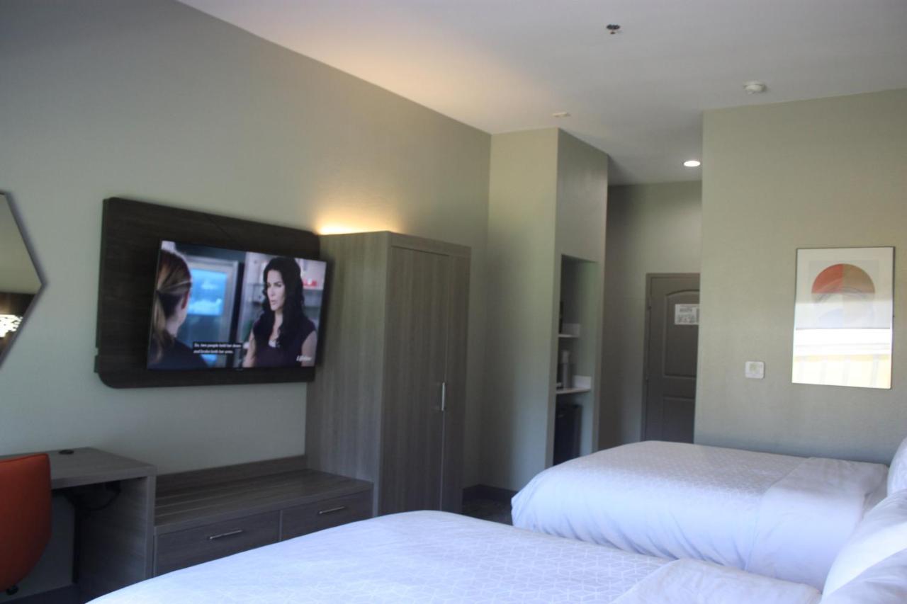 Queen Room with Two Queen Beds at Holiday Inn Express Hotel & Suites Shamrock North by IHG