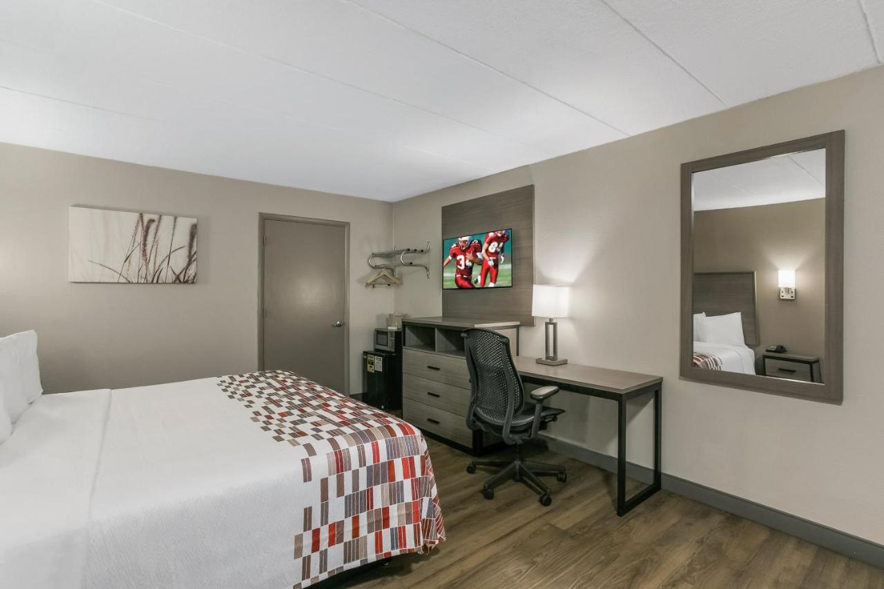 Superior King Room Disability Access Roll-In Shower Non-Smoking at Red Roof Inn Baltimore