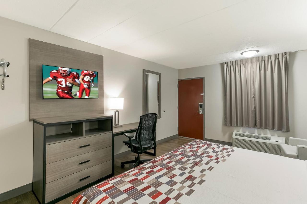 Superior King Room Disability Access Roll-In Shower Non-Smoking at Red Roof Inn Baltimore