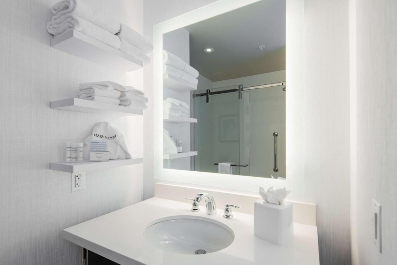  | Hampton Inn & Suites Washington, D.C. - Navy Yard