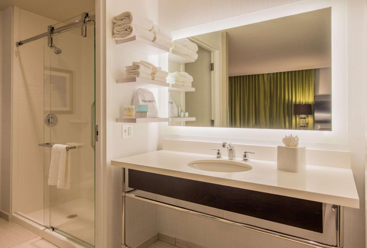 | Hampton Inn & Suites Washington, D.C. - Navy Yard