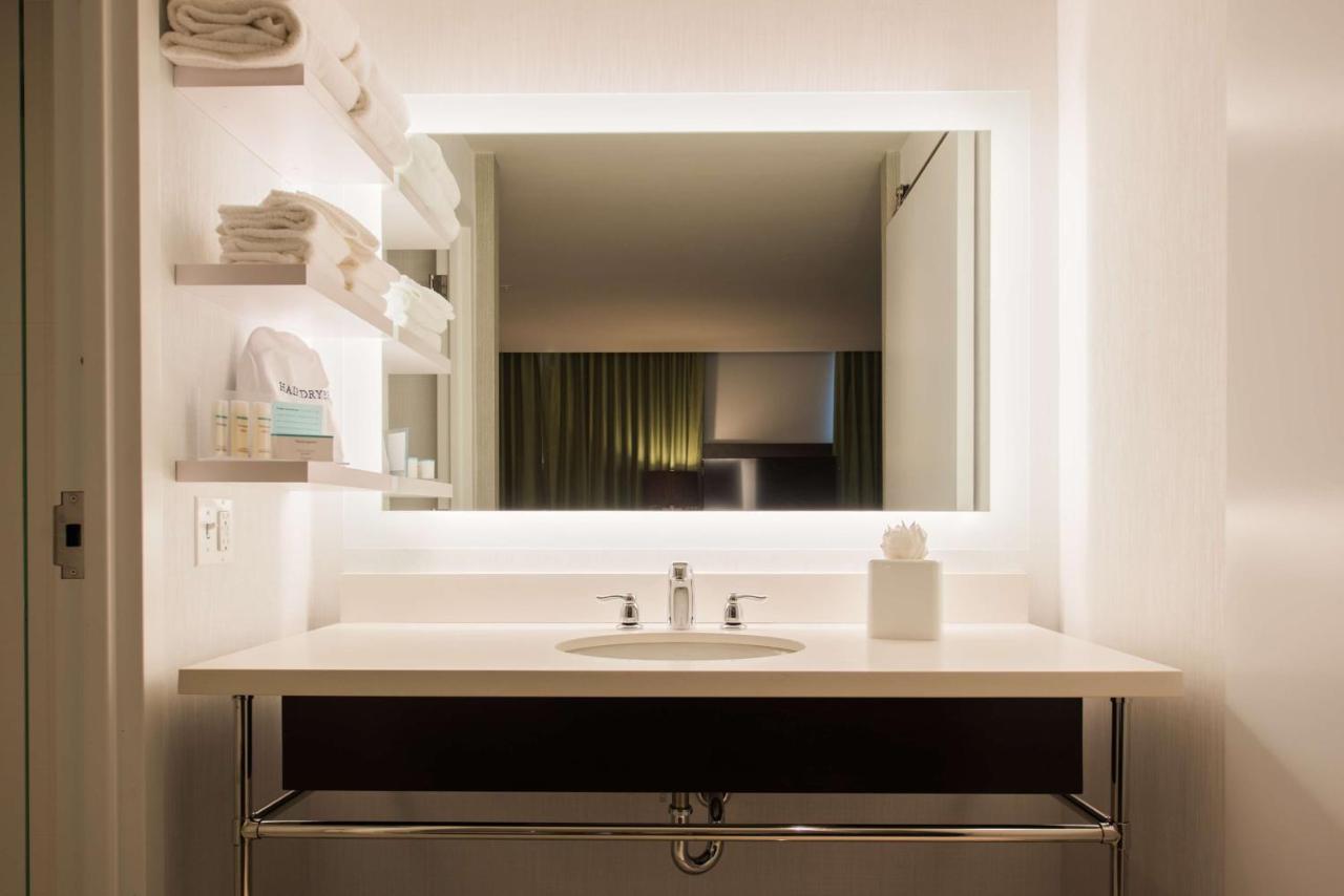  | Hampton Inn & Suites Washington, D.C. - Navy Yard