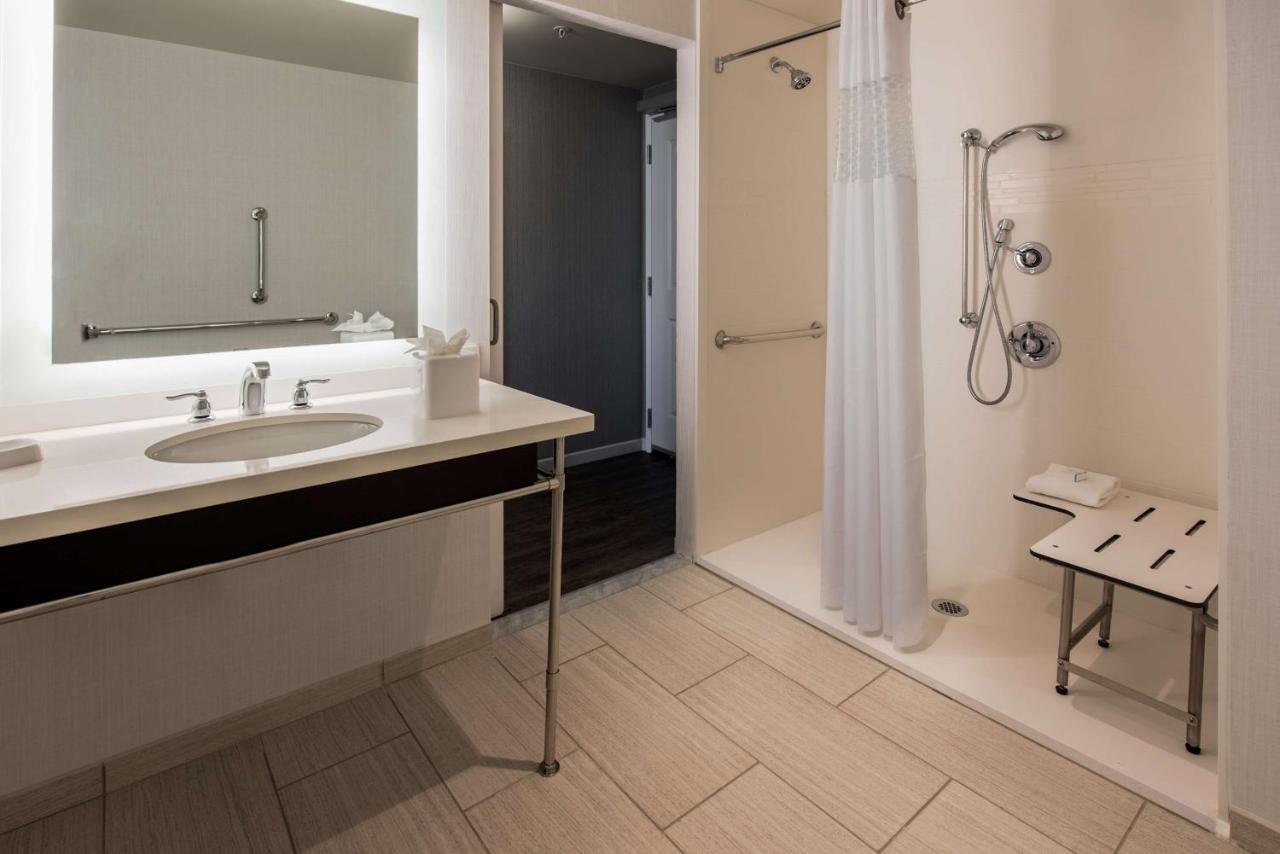  | Hampton Inn & Suites Washington, D.C. - Navy Yard