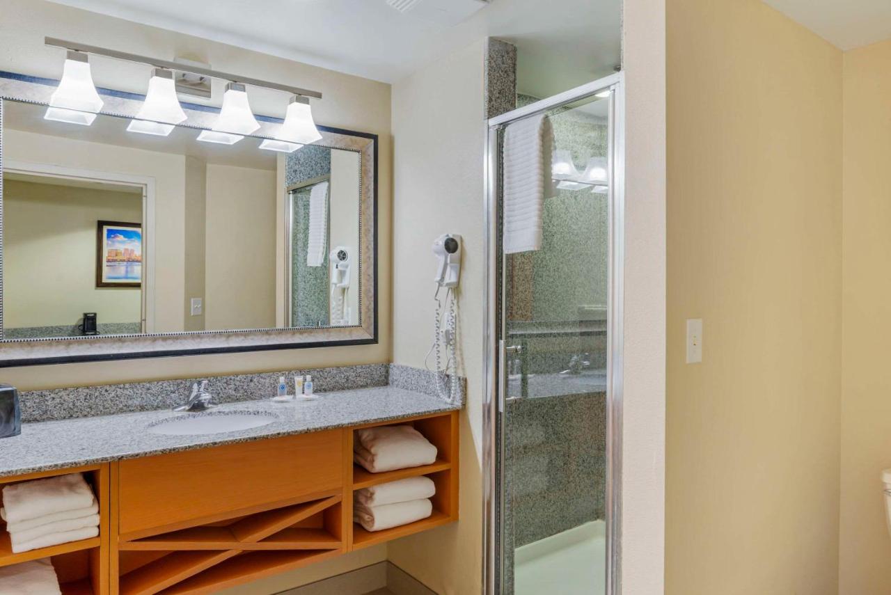| Comfort Suites at Virginia Center Commons