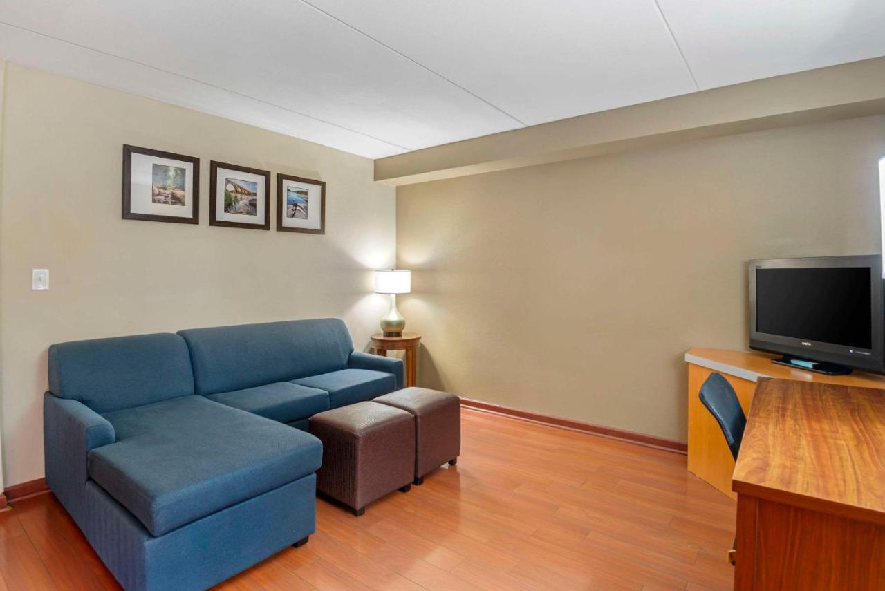Efficiency Suite with One King Bed and Two Queen Beds - Non-Smoking at Comfort Suites At Virginia Center Commons