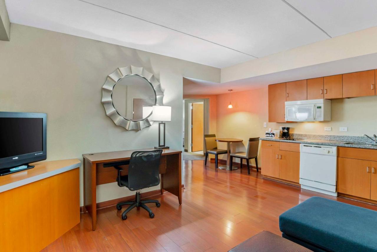 Efficiency Suite with One King Bed and Two Queen Beds - Non-Smoking at Comfort Suites At Virginia Center Commons