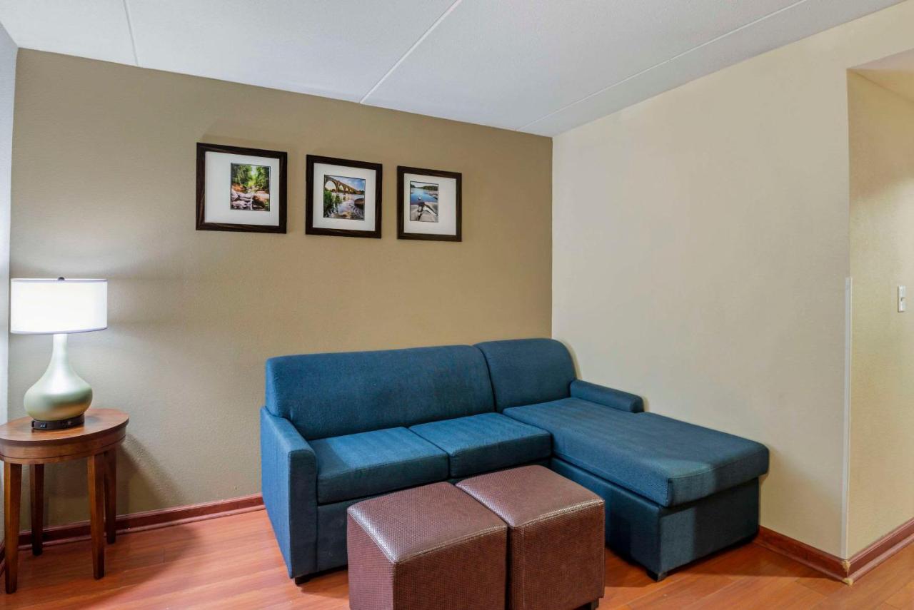 Queen Suite with Two Queen Beds - Non-Smoking at Comfort Suites At Virginia Center Commons