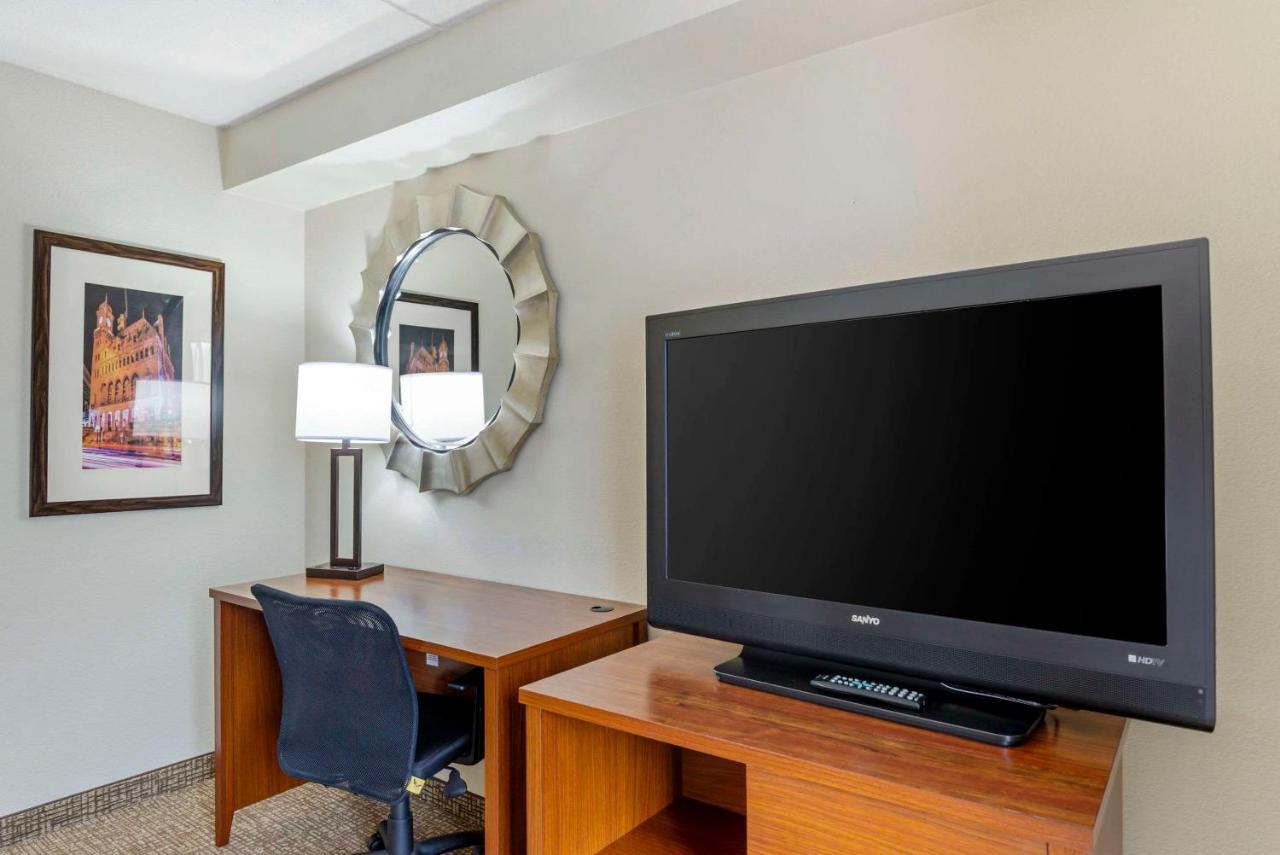 King Suite with Whirlpool at Comfort Suites At Virginia Center Commons