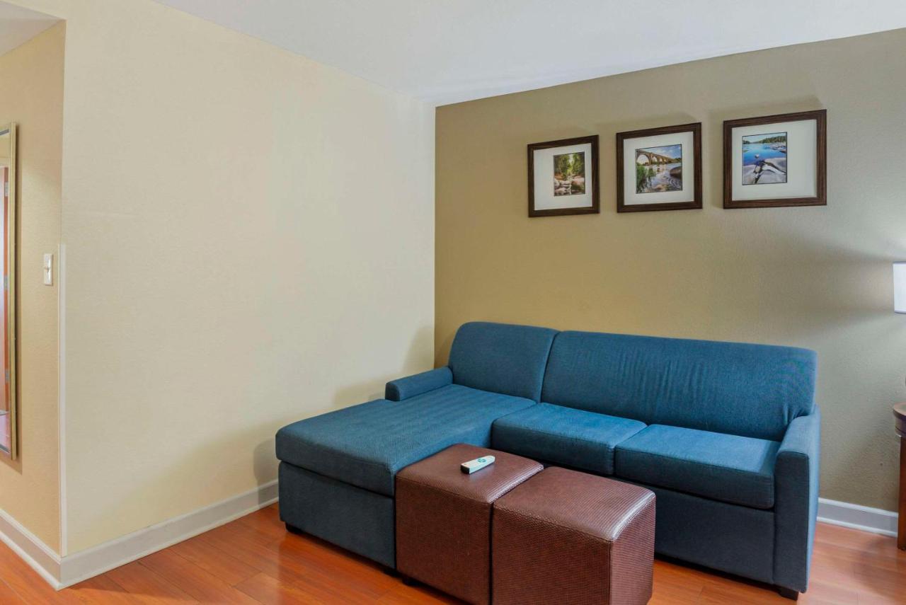 | Comfort Suites at Virginia Center Commons