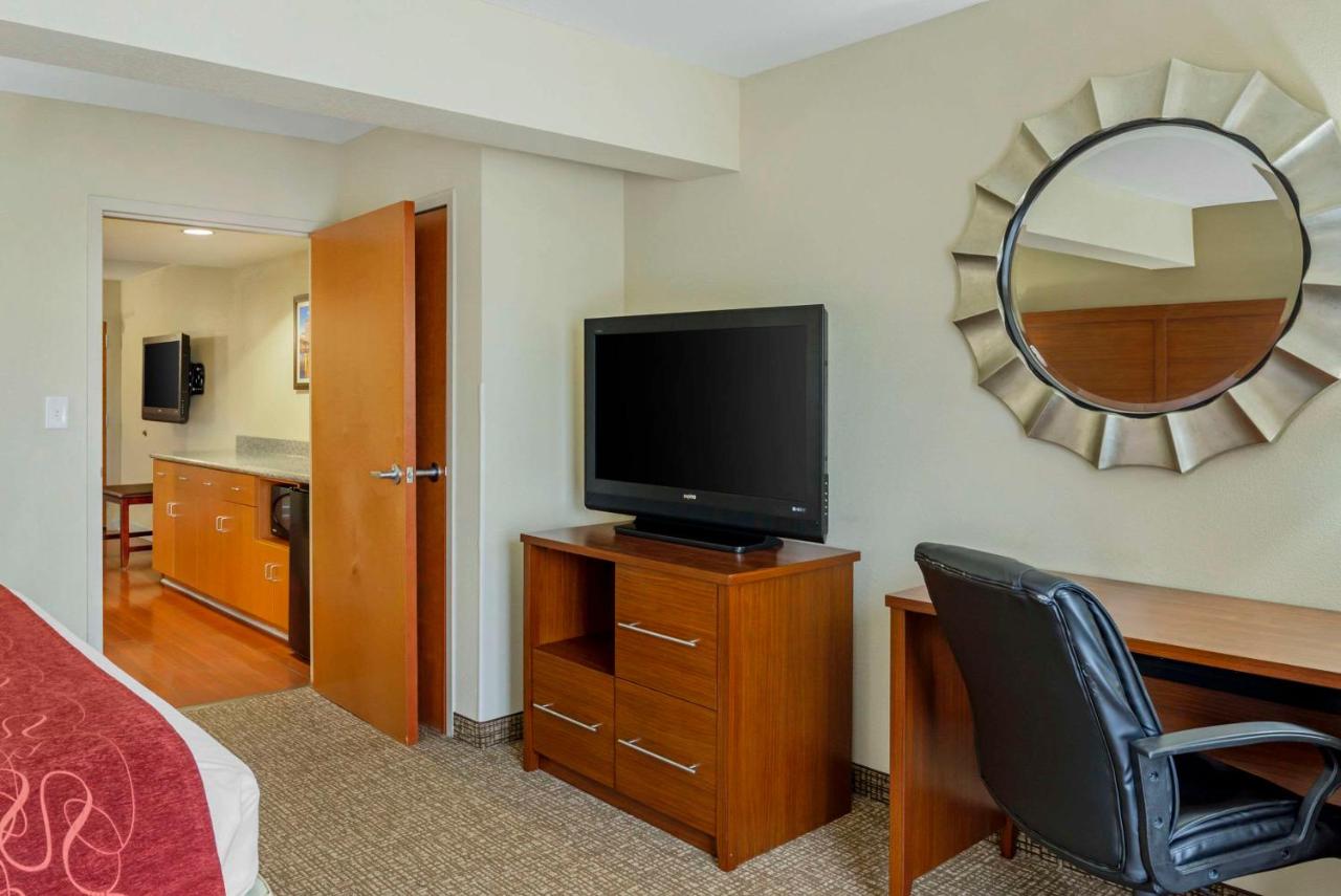King Suite - Non-Smoking at Comfort Suites At Virginia Center Commons
