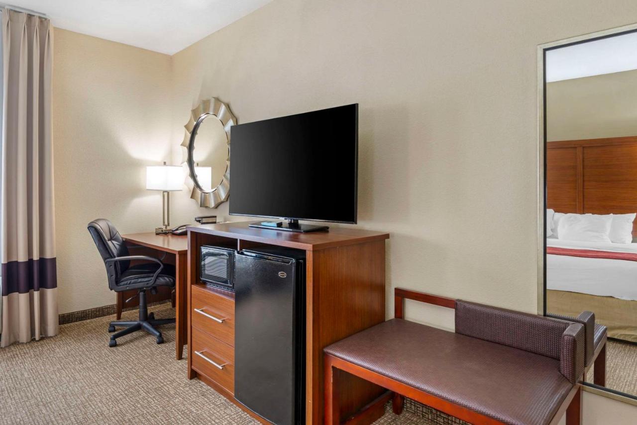 King Suite - Accessible/Non-Smoking at Comfort Suites At Virginia Center Commons