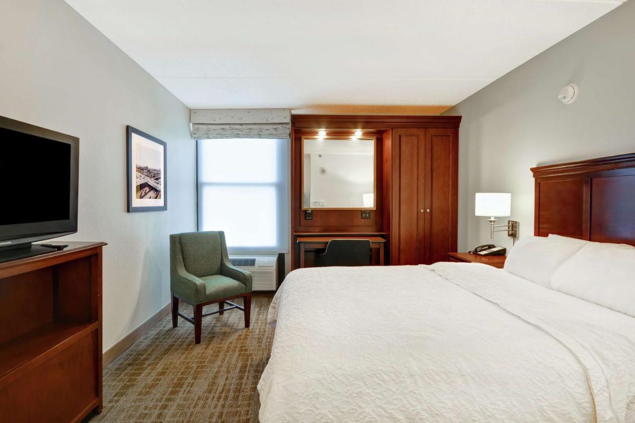 Queen Room with Microwave and Mini-Fridge - Disability Access with Tub/Non-Smoking at Hampton Inn Detroit/Madison Heights/South Troy