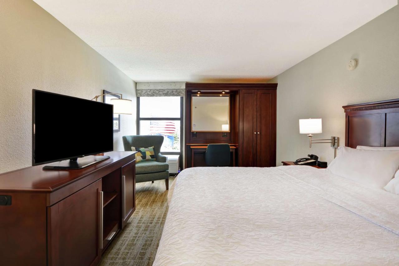 King Room with Microwave and Mini-Fridge - Non-Smoking at Hampton Inn Detroit/Madison Heights/South Troy