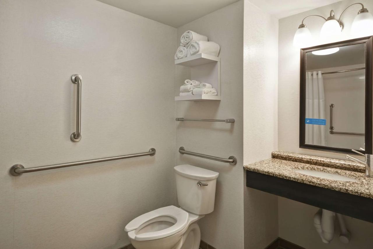 Queen Room with Microwave and Mini-Fridge - Disability Access with Tub/Non-Smoking at Hampton Inn Detroit/Madison Heights/South Troy