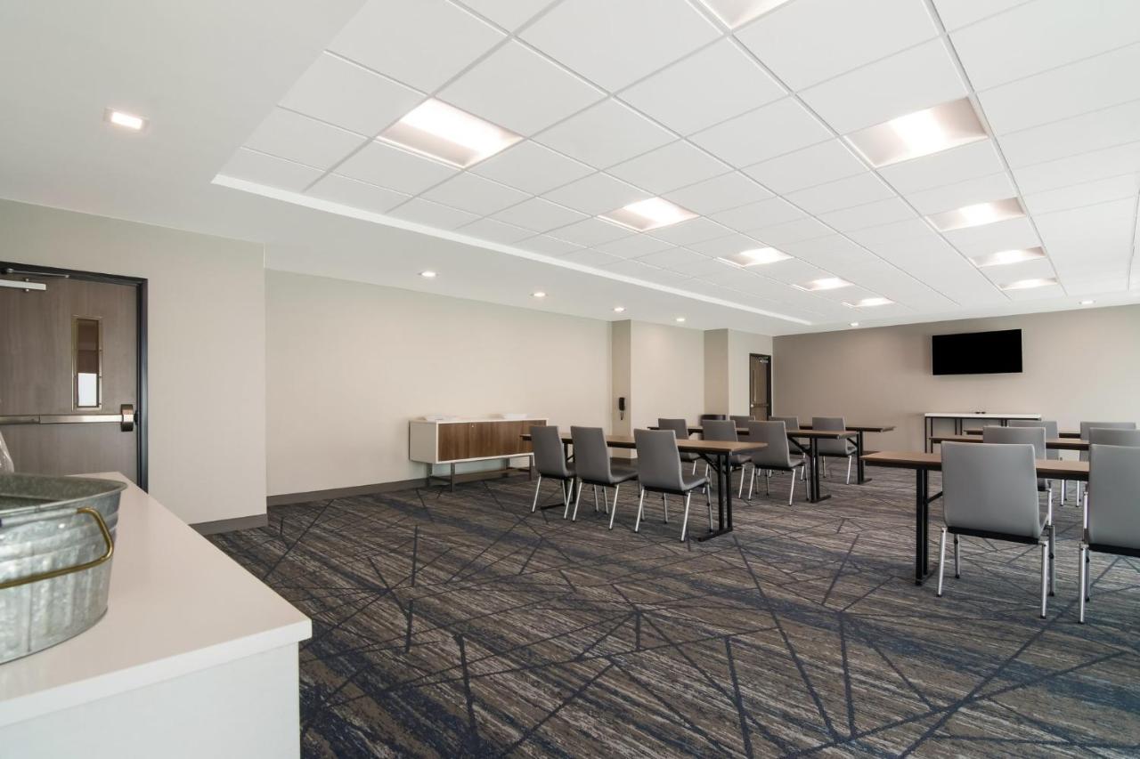 | Holiday Inn Express & Suites - Springdale - Fayetteville Area